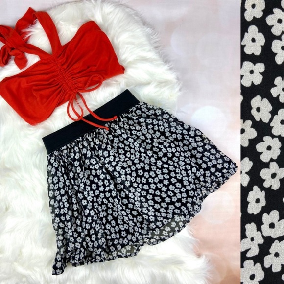 Forever 21 Skater Mini Skirt Black and White Mod Flower Daisy Floral Small S - Picture 1 of 3